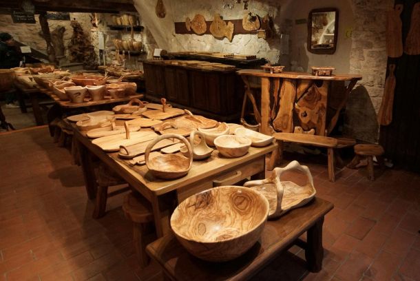 Vue dans la boutique du Travail du bois d'olivier