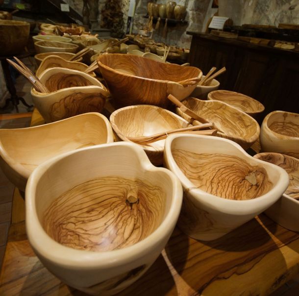 Saladiers en bois d'olivier dans la boutique du travail du bois d'olivier à Tourrettes-sur-loup