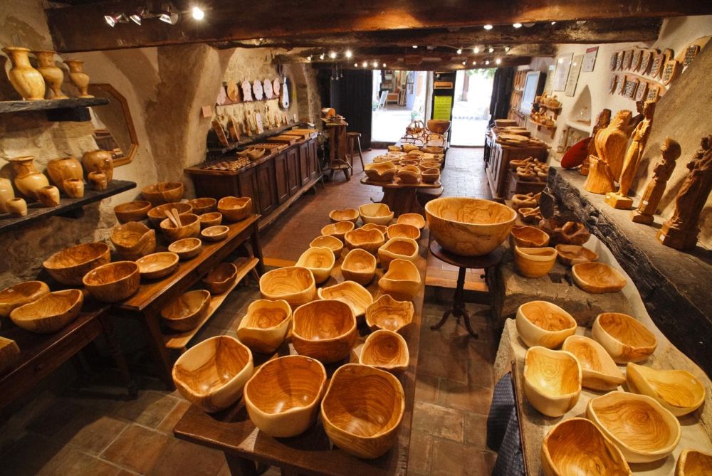 Vue interieure de la boutique du Travail du Bois d'olivier à Tourrettes-sur-loup