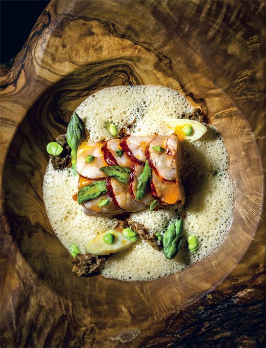 Assiette pour le menu gastronomique signature du chef Arnaud Donckele, la vague d'or***