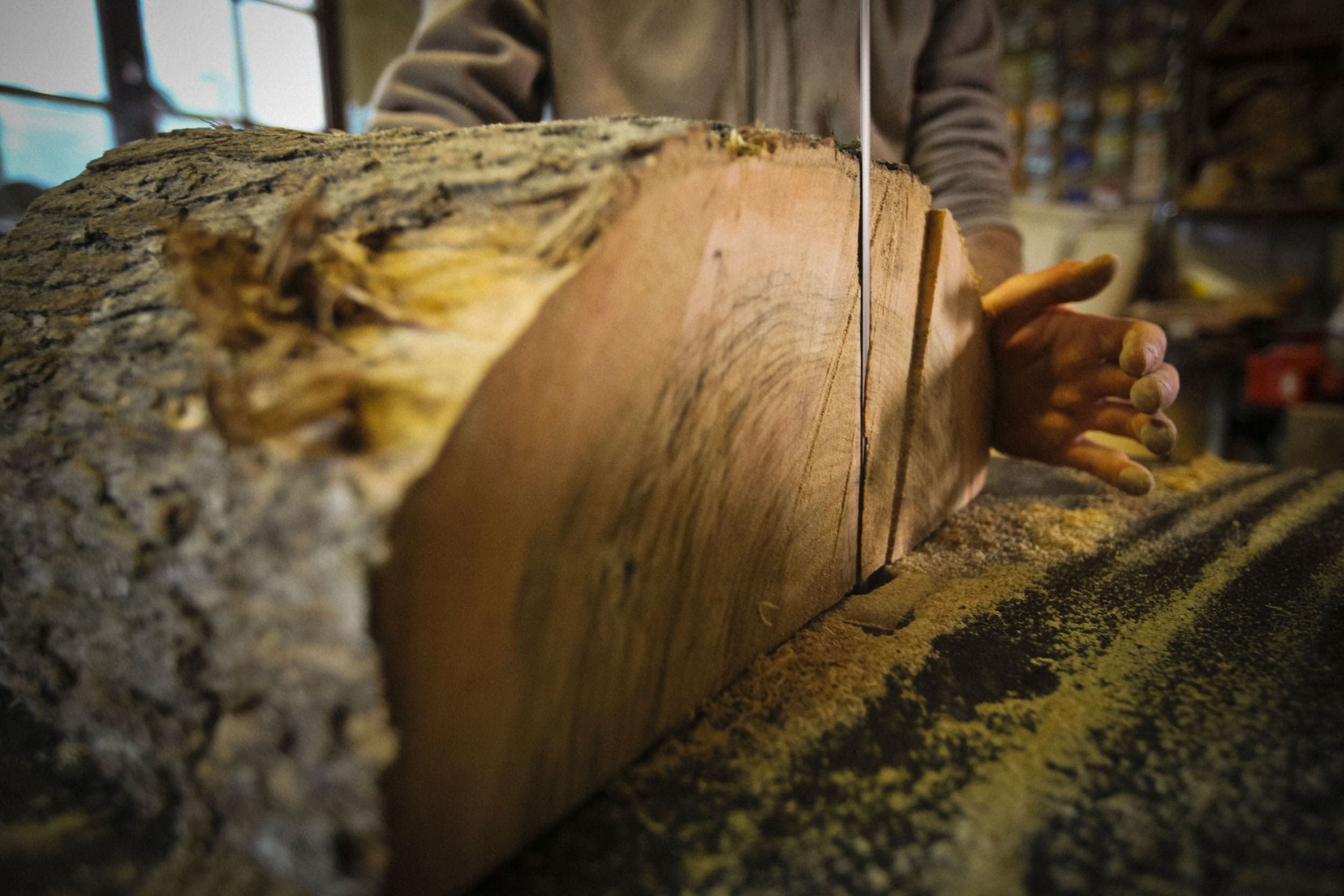 découpe du bois d'olivier - Le travail artisanal du Bois d'olivier